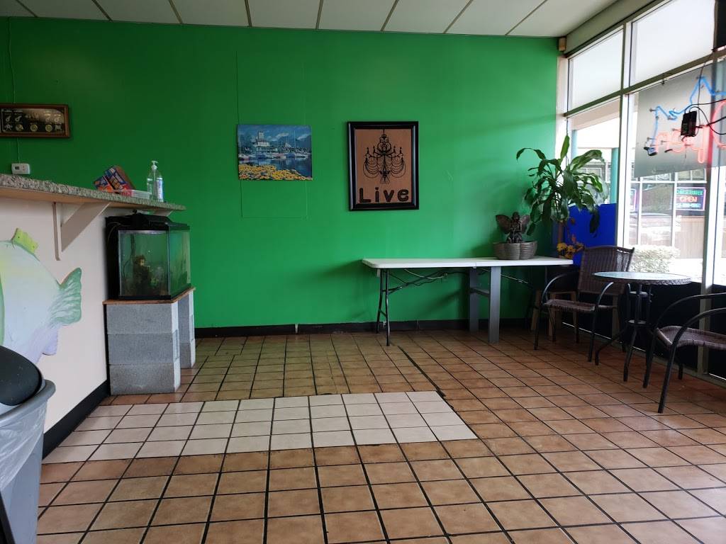 Ashton Deli + Seafood | restaurant | 15525 Warwick Blvd #108, Newport News, VA 23608, USA | 7578873551 OR +1 757-887-3551