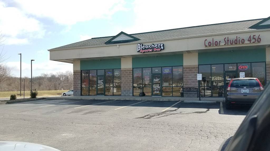 Bleachers Bar and Franks | restaurant | 454 P, OFallon, MO 63366, USA | 6362949777 OR +1 636-294-9777
