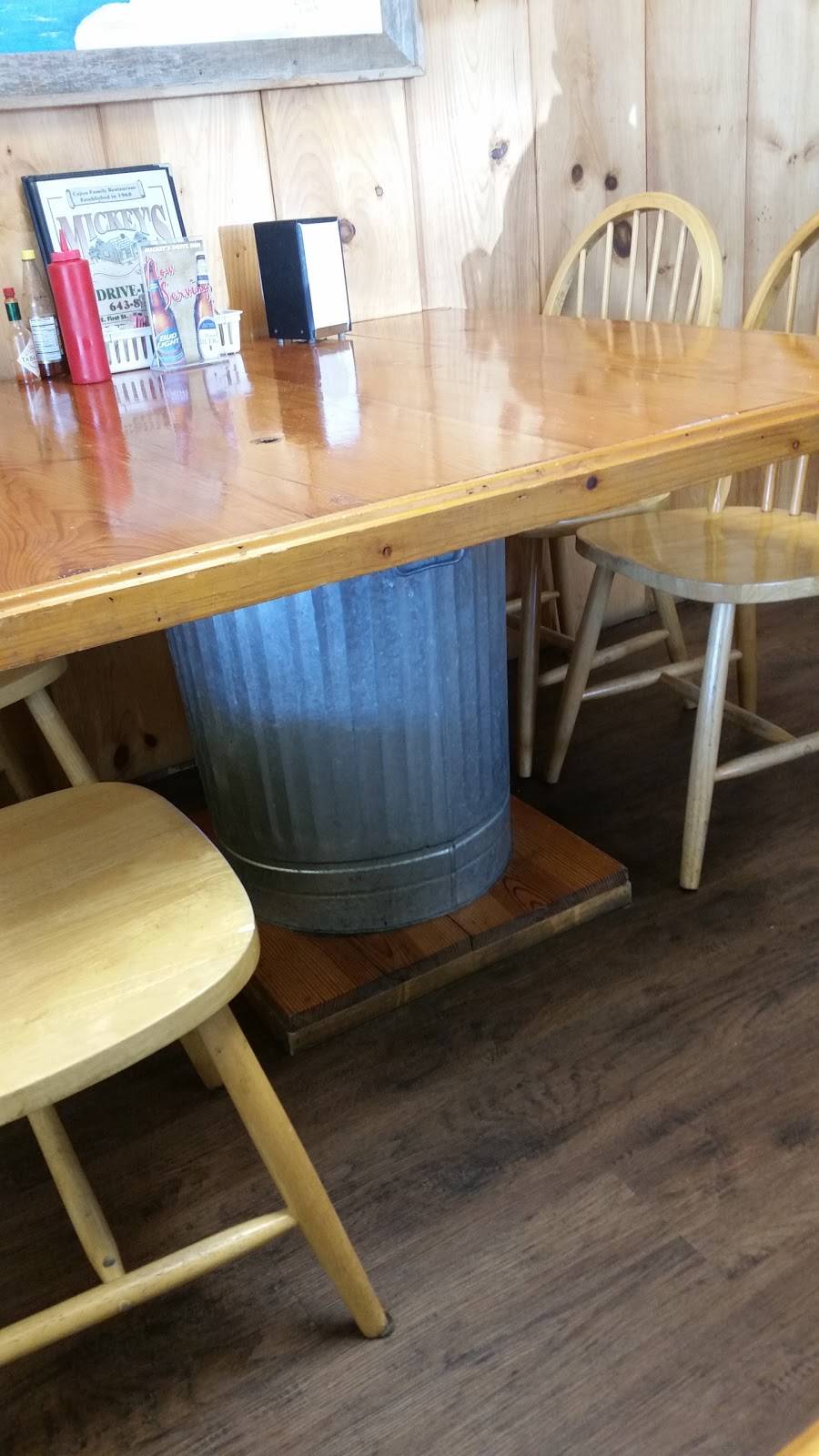 Mickeys Drive Inn | restaurant | 706 E 1st St, Kaplan, LA 70548, USA | 3376438523 OR +1 337-643-8523