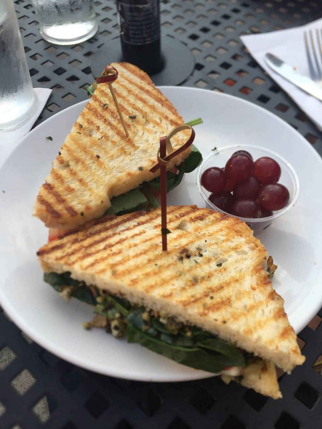 Beerline Cafe | restaurant | 2076 N Commerce St, Milwaukee, WI 53212, USA | 4142655644 OR +1 414-265-5644