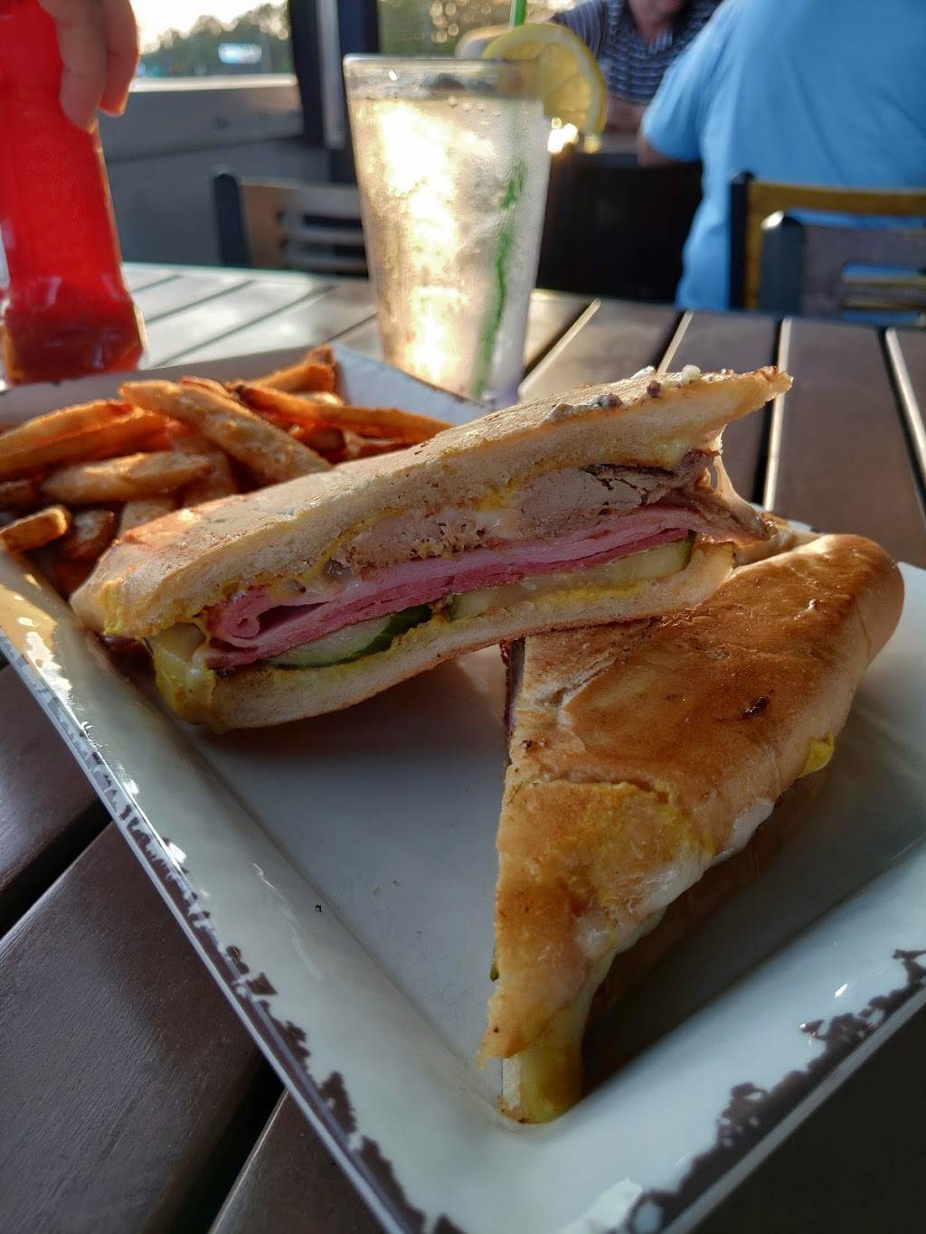 Johnny Lukes | restaurant | 5500 Market St, Wilmington, NC 28405, USA | 9107691798 OR +1 910-769-1798