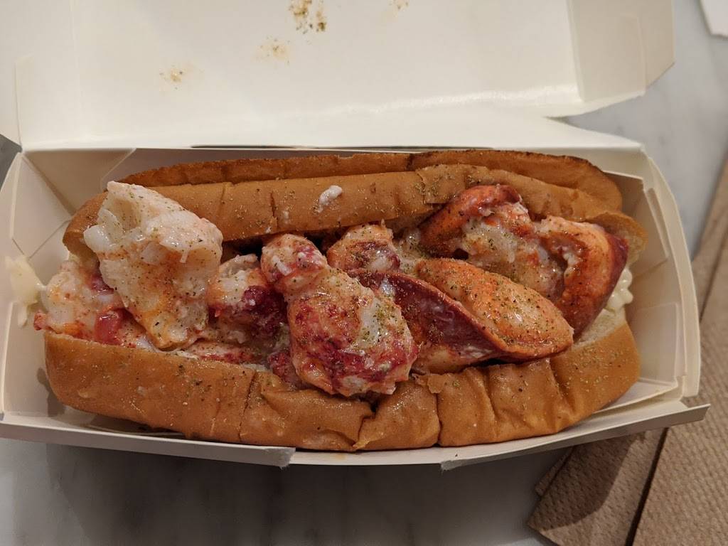 Lukes Lobster Plaza Food Hall - Temporarily Closed | restaurant | 1 W 59th St, New York, NY 10019, USA | 6467553227 OR +1 646-755-3227