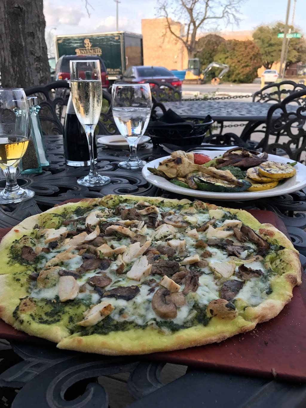 Benvenutis | restaurant | 105 W Main St, Norman, OK 73069, USA | 4053105271 OR +1 405-310-5271