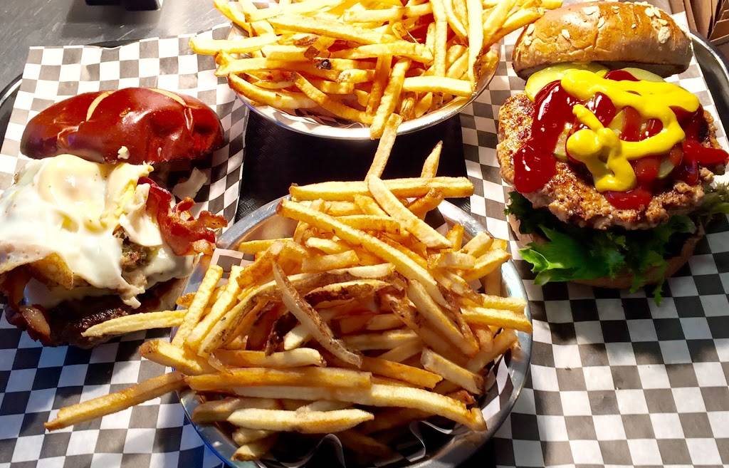 The Burger Point | restaurant | 1900 S State St, Chicago, IL 60616, USA | 3128421900 OR +1 312-842-1900