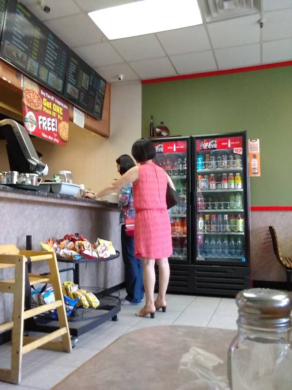 Singas Famous Pizza | restaurant | 2500 Central Park Ave, Yonkers, NY 10710, USA | 9149612611 OR +1 914-961-2611