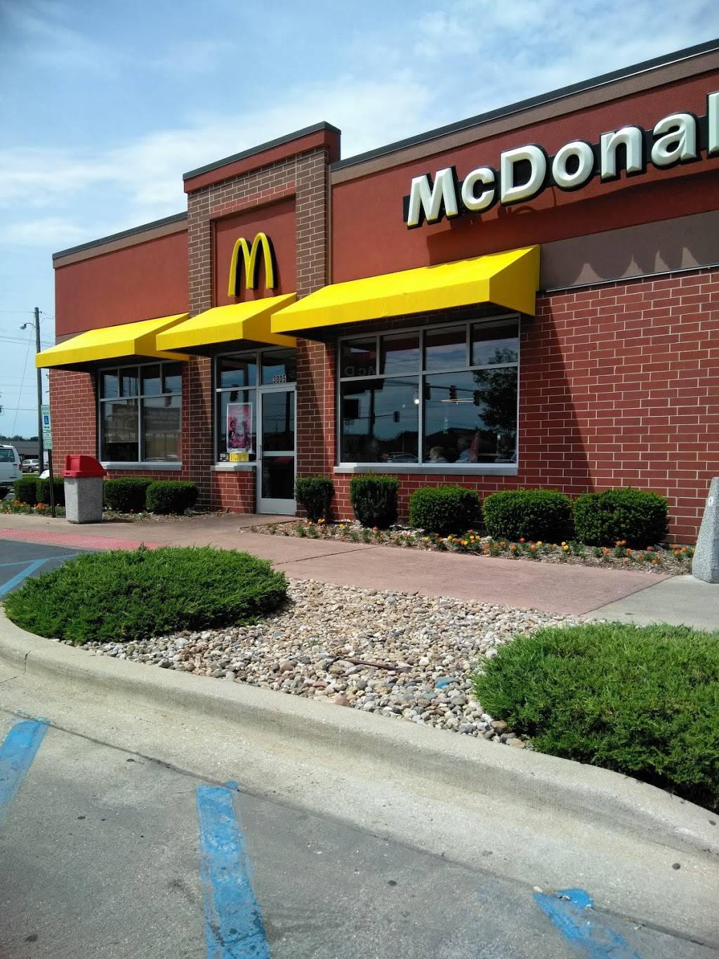 McDonalds | cafe | 3005 N Water St, Decatur, IL 62526, USA | 2178779259 OR +1 217-877-9259