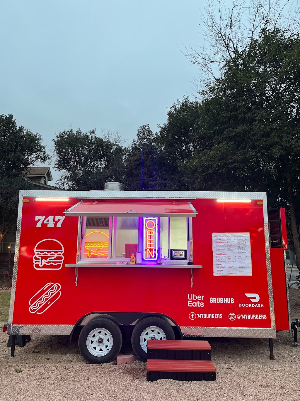 747 burgers | restaurant | 601 W Live Oak St, Austin, TX 78704, USA | 7372887204 OR +1 737-288-7204