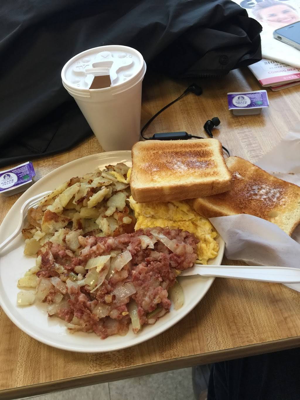 Landmark Deli | restaurant | 101 S Whiting St # 115, Alexandria, VA 22304, USA | 7034619077 OR +1 703-461-9077