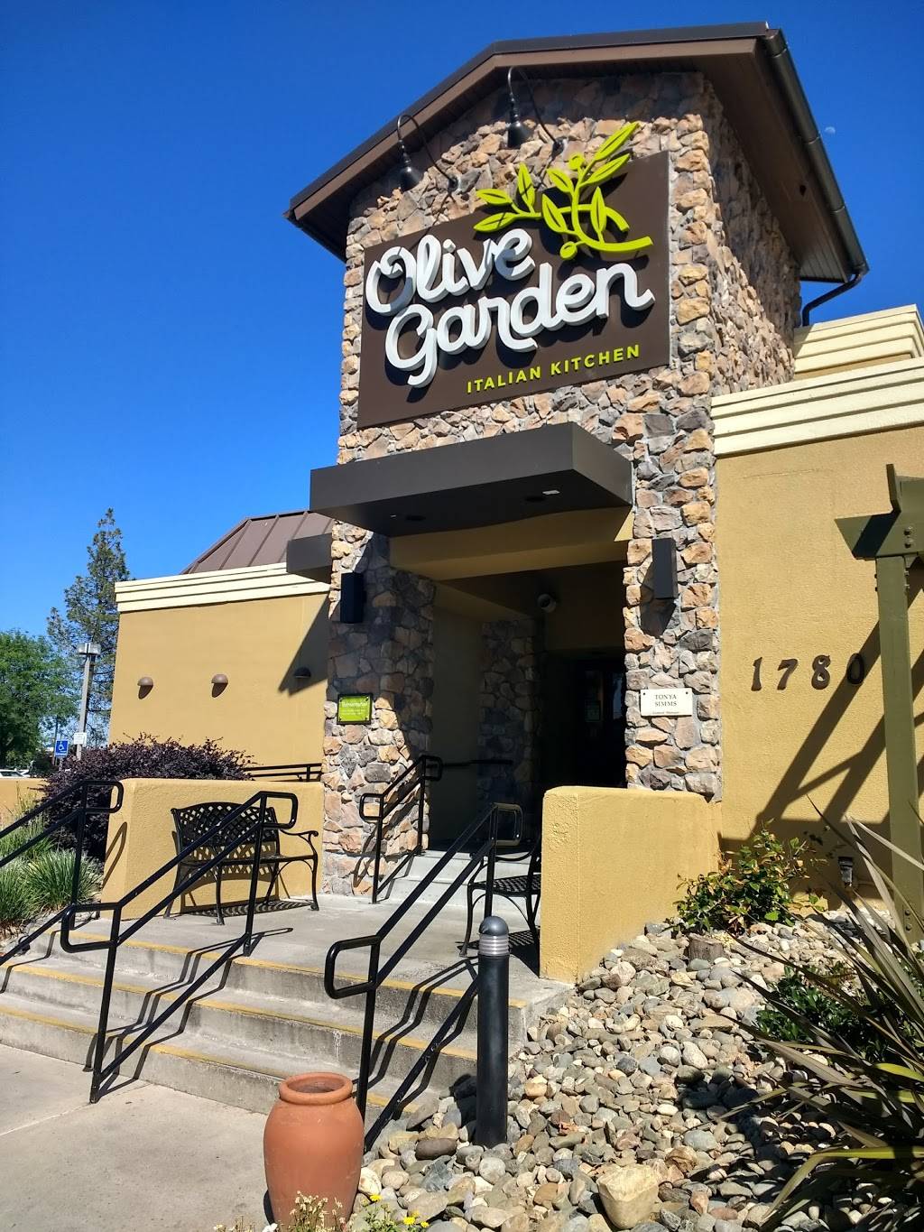 Olive Garden | meal takeaway | 1780 Challenge Way, Sacramento, CA 95815, USA | 9166498305 OR +1 916-649-8305
