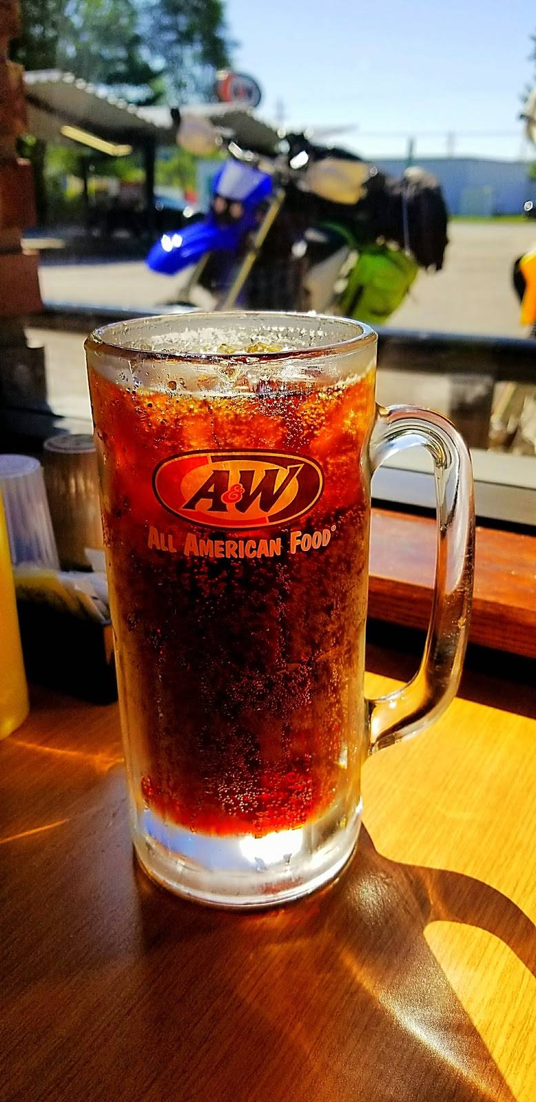 A&W Restaurant | restaurant | 21 Lake St, Frankfort, MI 49635, USA | 2313529021 OR +1 231-352-9021