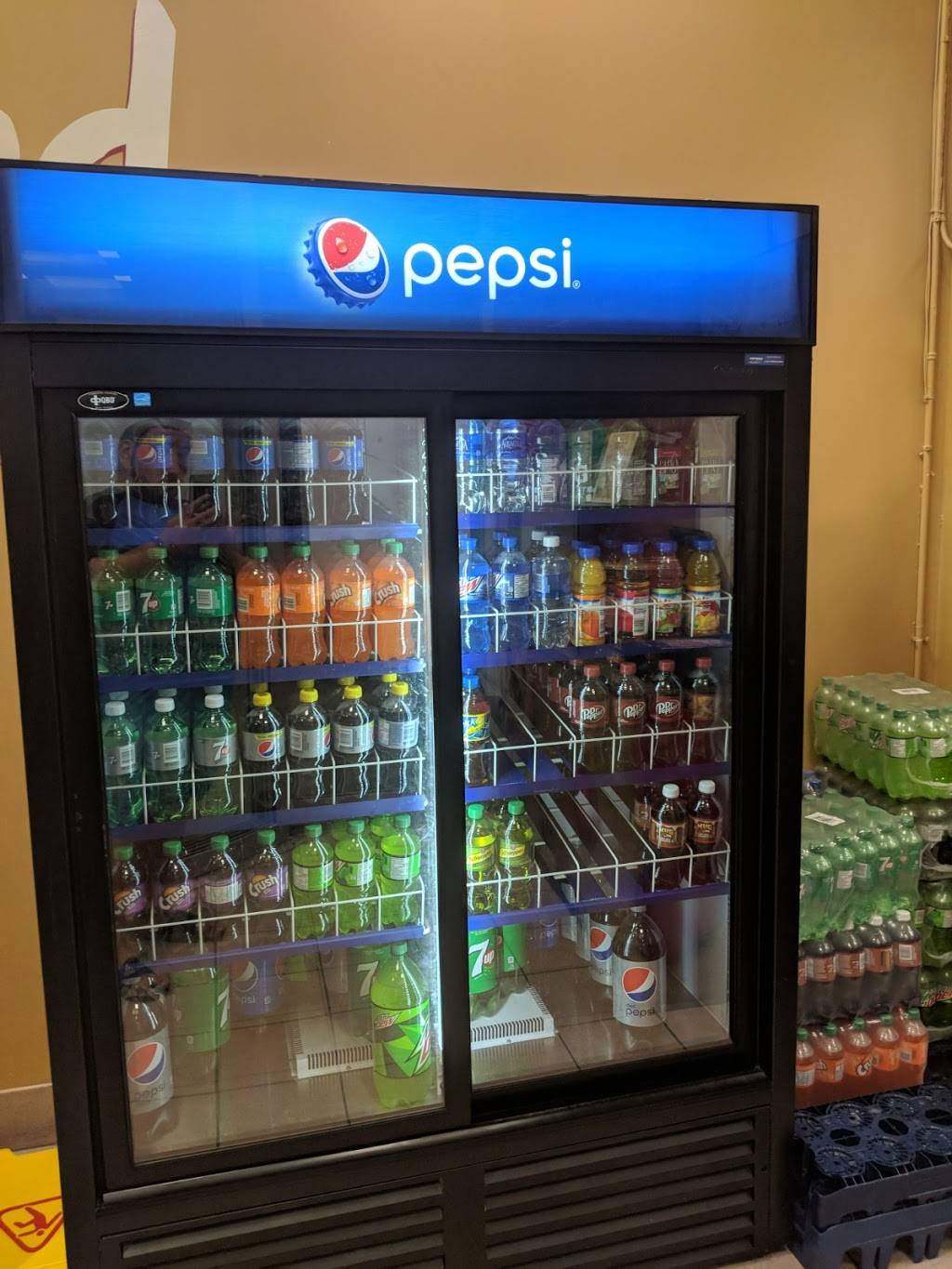 Ginos Pizza | restaurant | 1550 S Gateway Rd, Mississauga, ON L4W 5K3, Canada | 9056258200 OR +1 905-625-8200