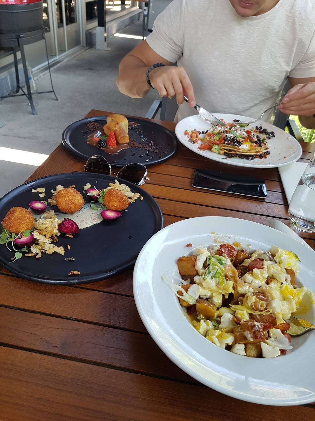 Chez Lionel | restaurant | 1052 Rue Lionel-Daunais, Boucherville, QC J4B 0B2, Canada | 4509063886 OR +1 450-906-3886