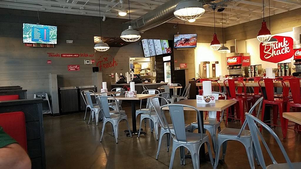 Slim Chickens | restaurant | 1515 N Veterans Pkwy, Bloomington, IL 61704, USA | 3096627546 OR +1 309-662-7546