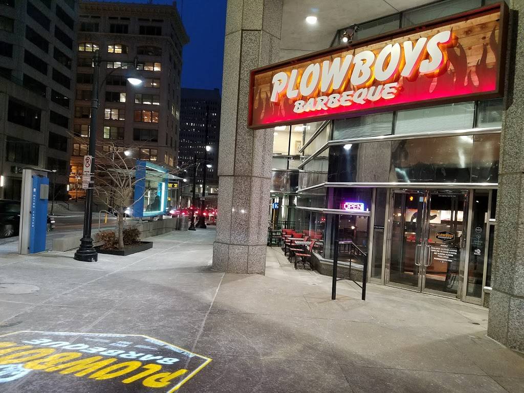 Plowboys Barbeque | restaurant | 1111 Main St, Kansas City, MO 64105, USA | 8162217569 OR +1 816-221-7569