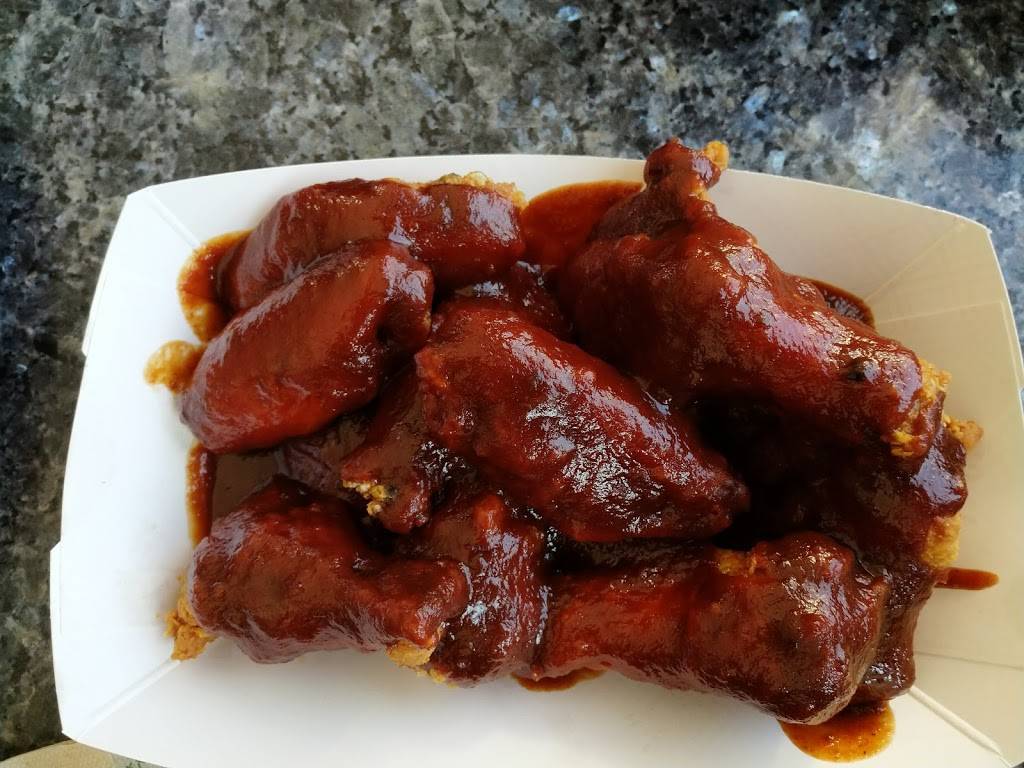 Reginas Pizza | restaurant | 2160 East Ave, Akron, OH 44314, USA | 3307537797 OR +1 330-753-7797