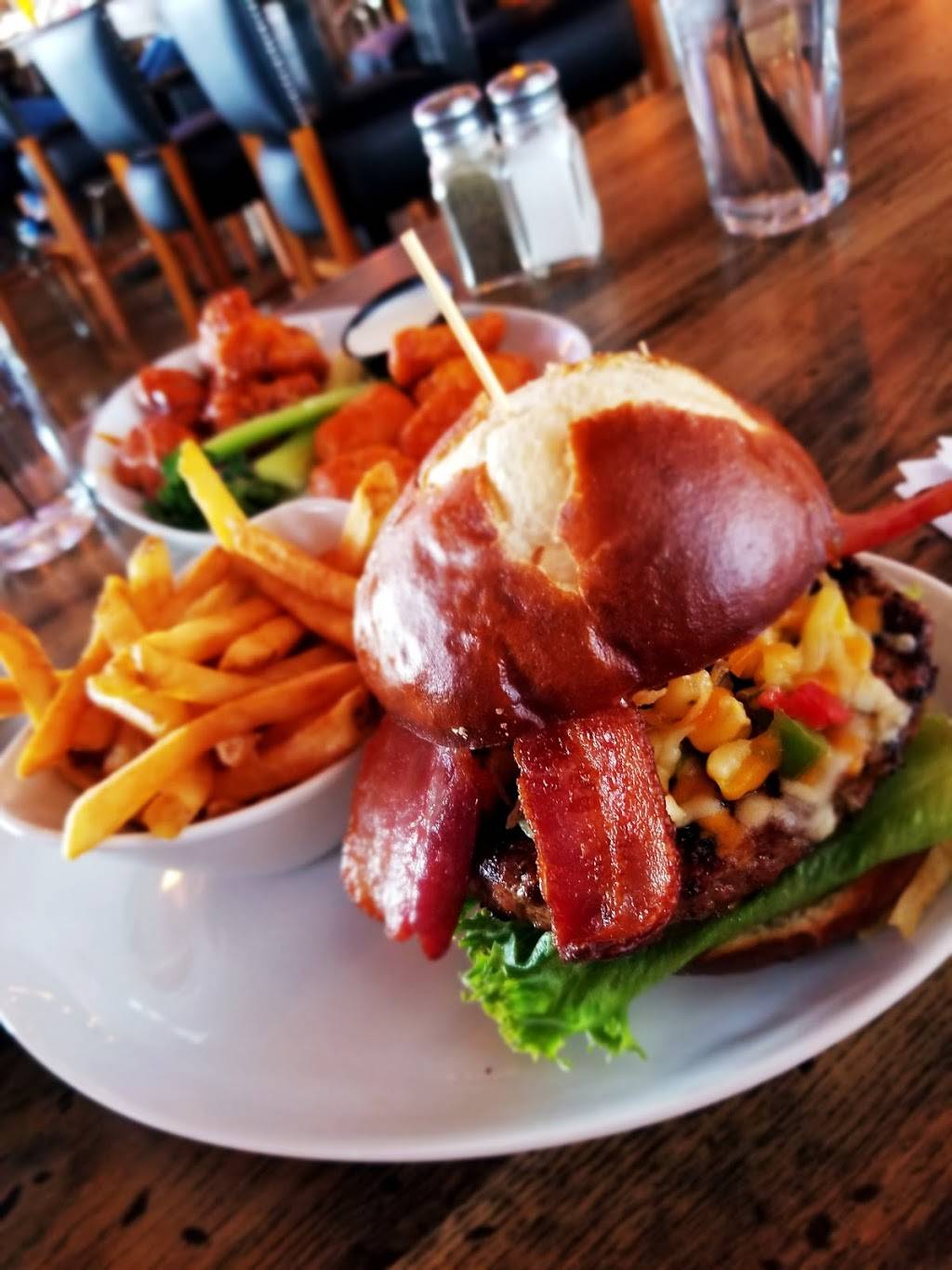 Bulldog Ale House | restaurant | 451 N Commons Dr, Aurora, IL 60504, USA | 6308960333 OR +1 630-896-0333