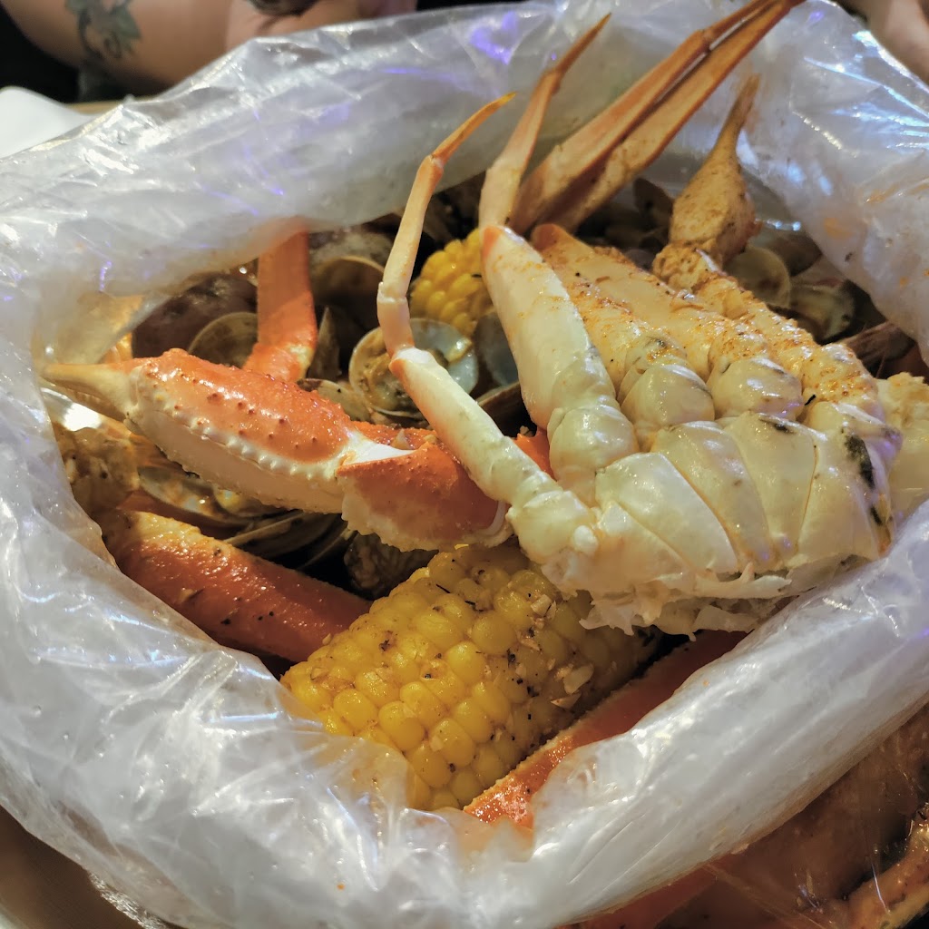 Hook & Reel Cajun Seafood & Bar | restaurant | 353 S Rock Rd, Wichita, KS 67207, USA | 3163589689 OR +1 316-358-9689