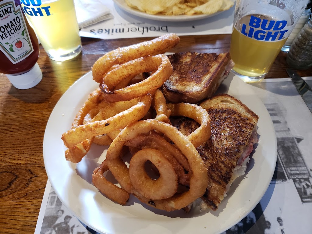 Brother Mikes Madison | restaurant | 56 Academy St, Madison, CT 06443, USA | 2032456161 OR +1 203-245-6161