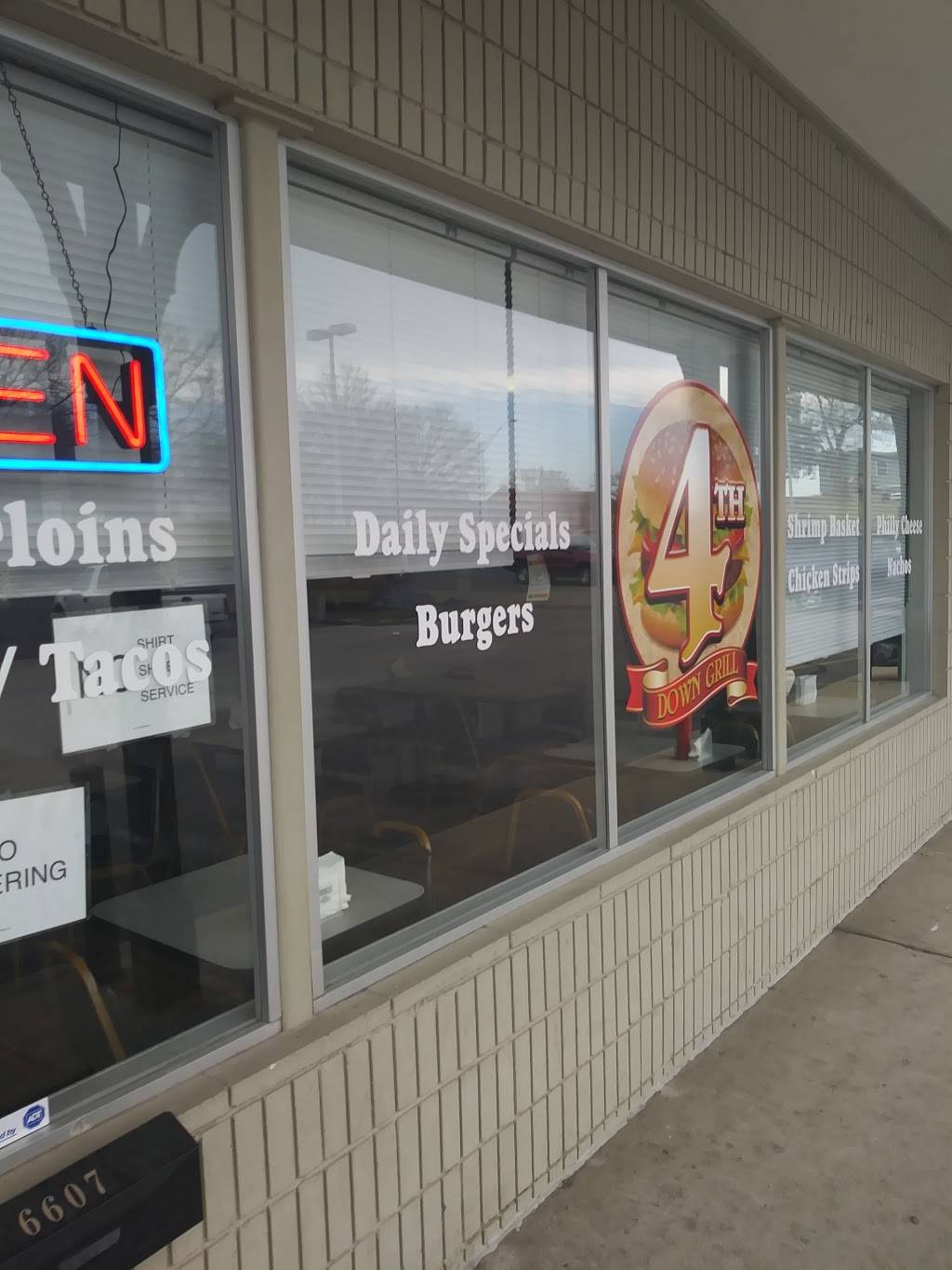 Fourth Down Grill | restaurant | 6607 Parallel Pkwy, Kansas City, KS 66102, USA | 9136085474 OR +1 913-608-5474