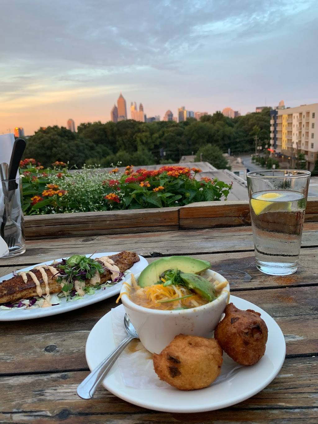 Six Feet Under Pub & Fish House | restaurant | 685 11th St NW, Atlanta, GA 30318, USA | 4048100040 OR +1 404-810-0040