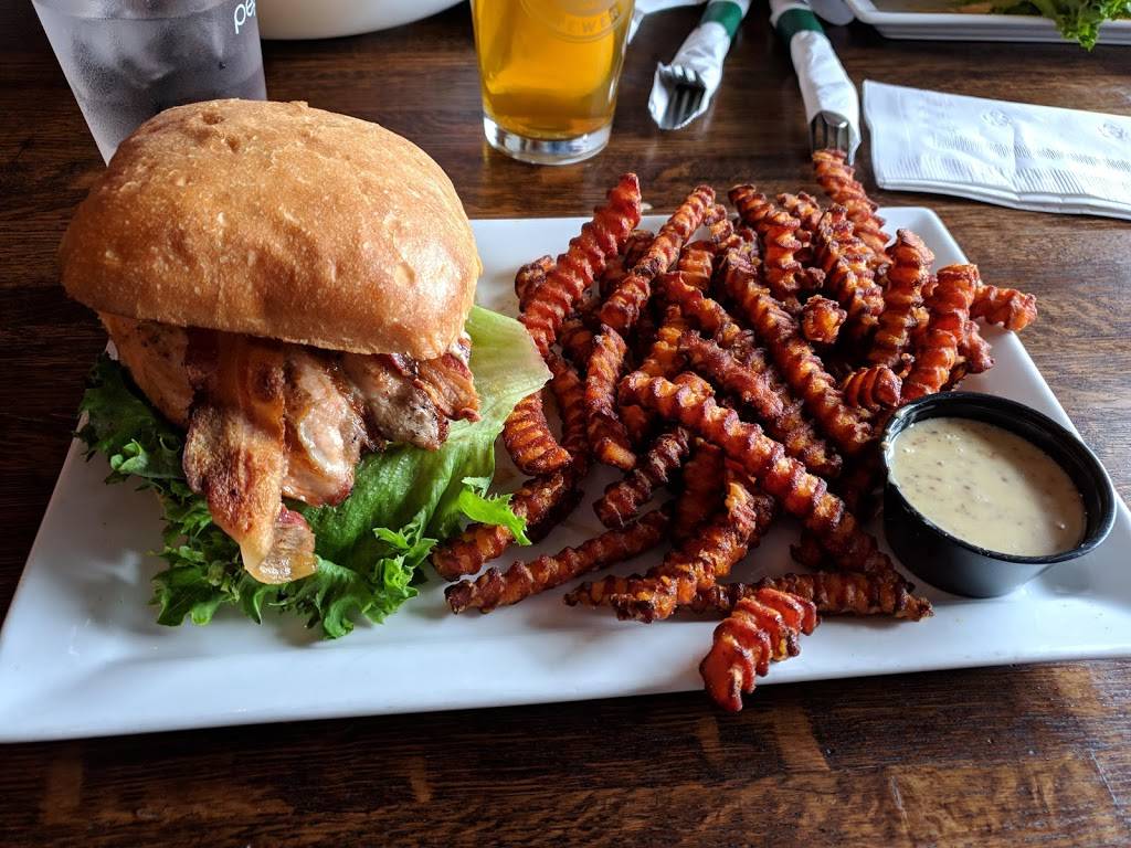 Front Street Pub & Eatery | restaurant | 208 E River Dr, Davenport, IA 52801, USA | 5633221569 OR +1 563-322-1569