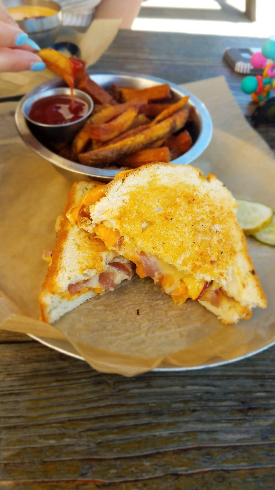 The Hive | restaurant | 215 10th St, Augusta, GA 30901, USA | 7068363661 OR +1 706-836-3661