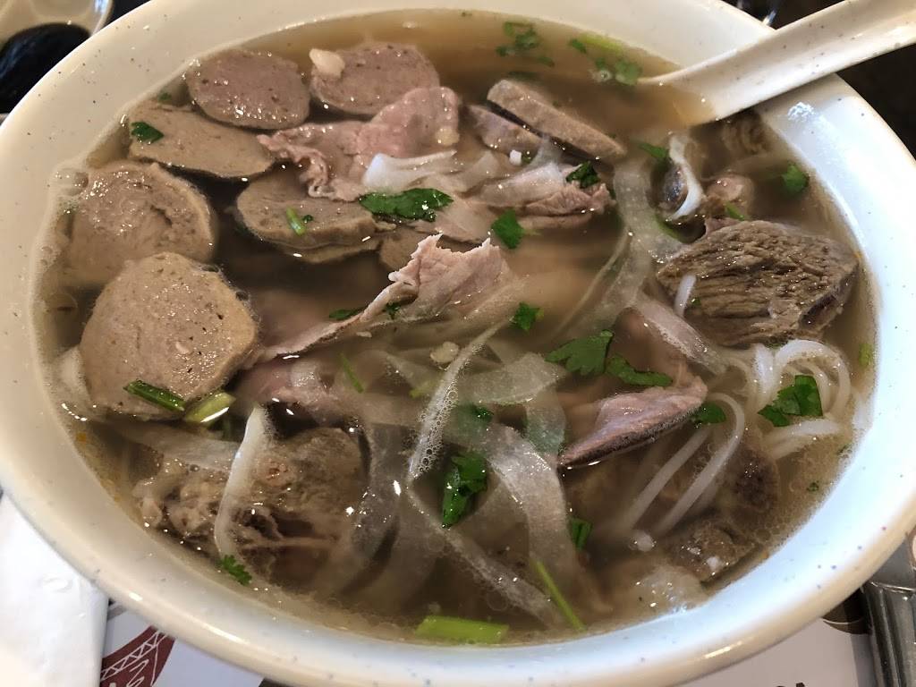 Soupebol | restaurant | 1866 Boulevard des Sources, Pointe-Claire, QC H9R 5B1, Canada | 5144261688 OR +1 514-426-1688