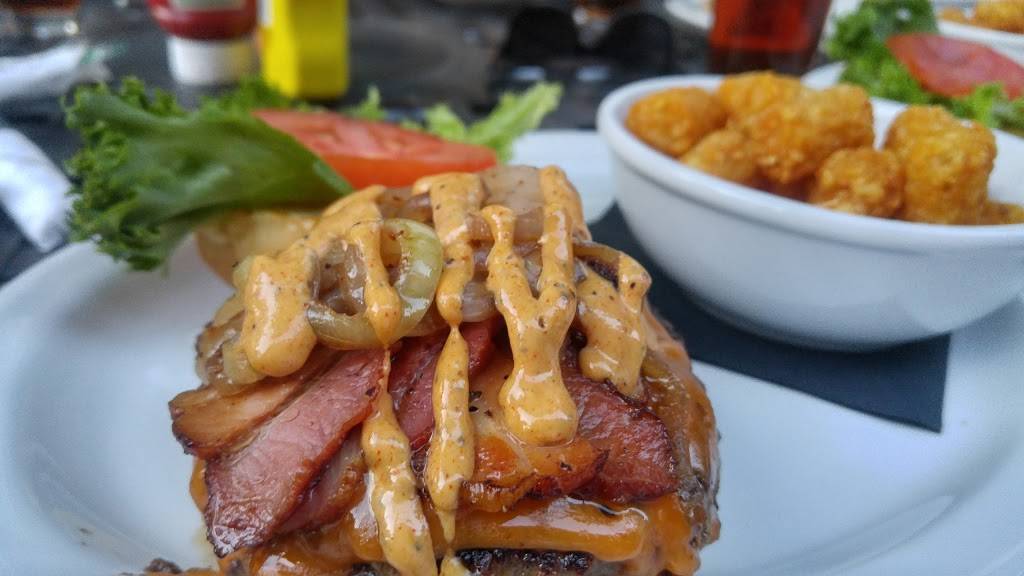 The Barrel House | restaurant | 3199 Sandwich St, Windsor, ON N9C 1A6, Canada | 5199775334 OR +1 519-977-5334