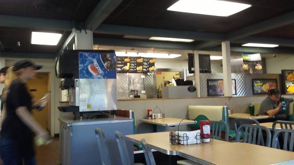 Long John Silvers | restaurant | 318 W 9th St, Mt Carmel, IL 62863, USA | 6182624034 OR +1 618-262-4034