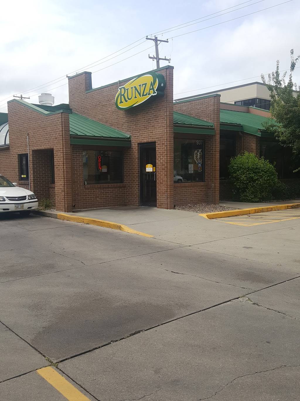 Runza Restaurant | restaurant | 937 S 13th St, Lincoln, NE 68508, USA | 4024757320 OR +1 402-475-7320