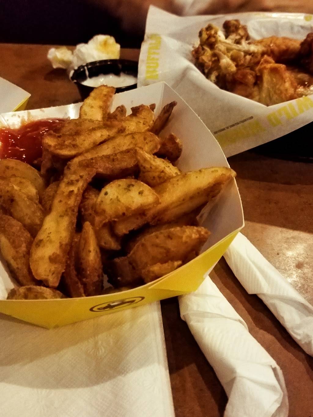 Buffalo Wild Wings | restaurant | 3720 Ridge Rd, Lansing, IL 60438, USA | 7088953300 OR +1 708-895-3300