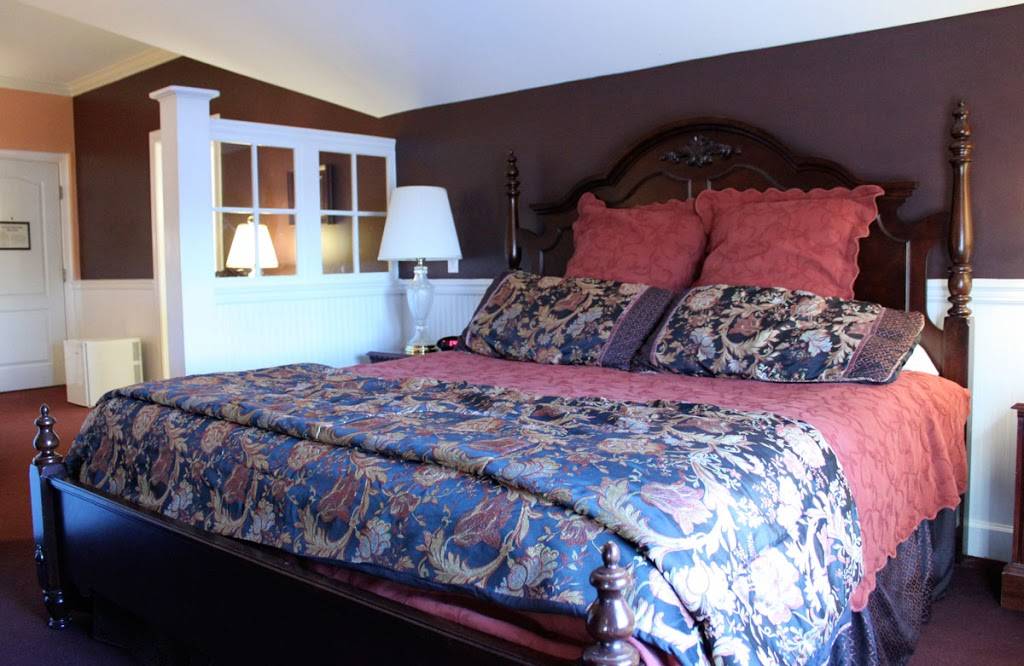 County Clare Irish Inn & Pub | restaurant | 1234 N Astor St, Milwaukee, WI 53202, USA | 4142725273 OR +1 414-272-5273