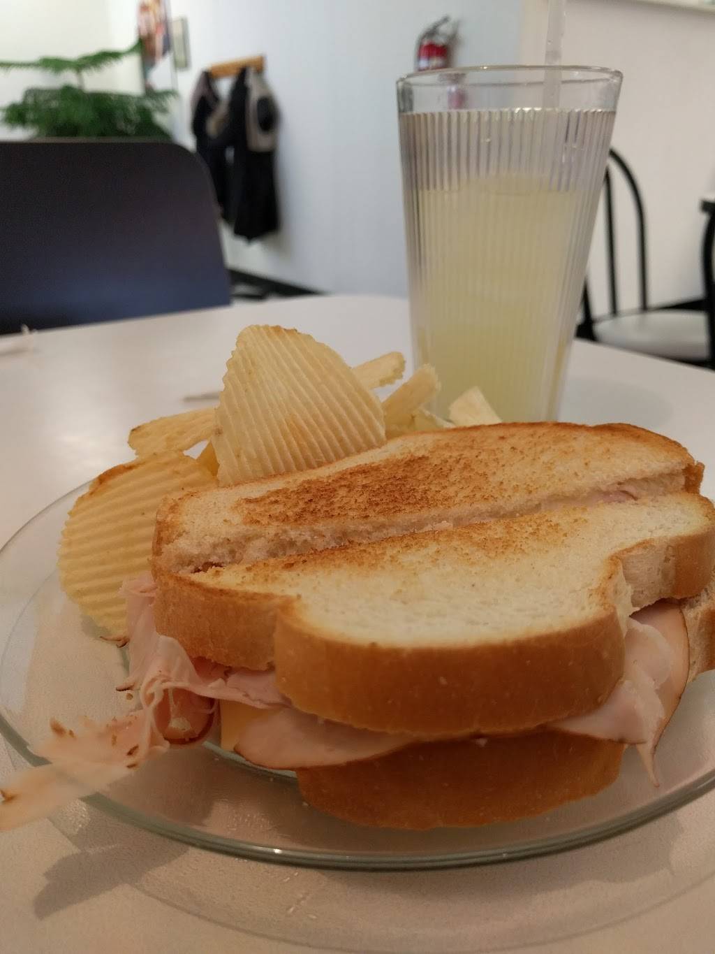 Snikkers & Peanuts | restaurant | 101 N Main St, Batesville, IN 47006, USA | 8129342201 OR +1 812-934-2201