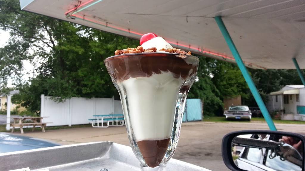 Leons Frozen Custard | restaurant | 121 W Murdock Ave, Oshkosh, WI 54901, USA | 9202317755 OR +1 920-231-7755