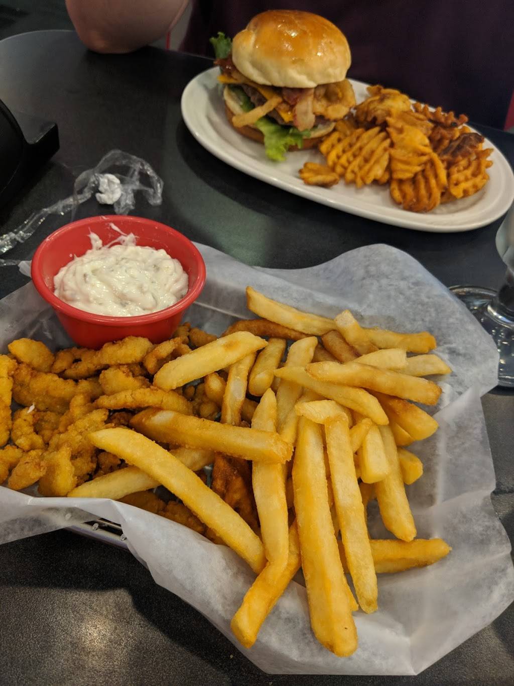 Friendlys | restaurant | 200, Mohawk Trail, Greenfield, MA 01301, USA | 4137745435 OR +1 413-774-5435