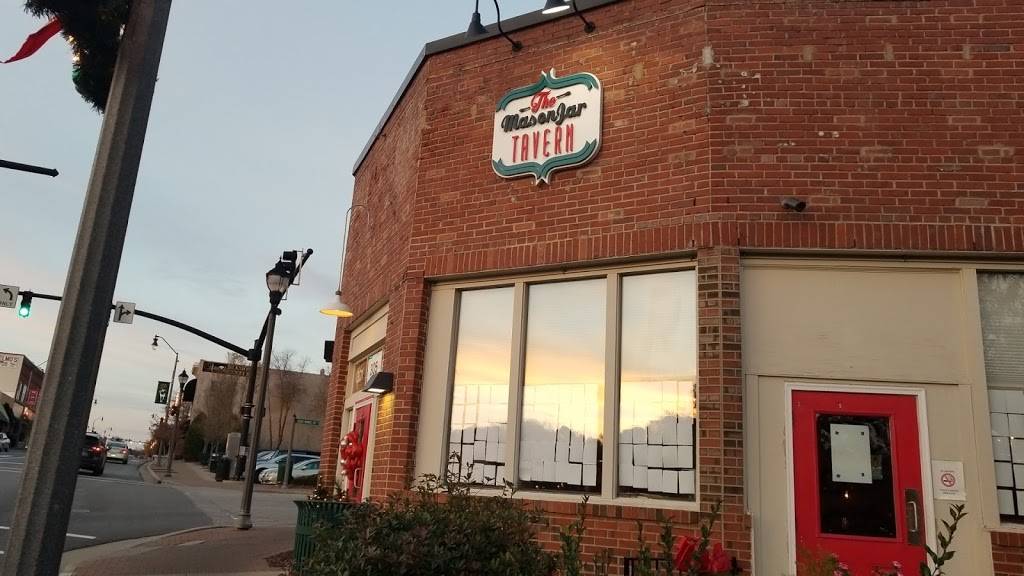 The Mason Jar Tavern | restaurant | 305 S Main St, Fuquay-Varina, NC 27526, USA | 9197625555 OR +1 919-762-5555