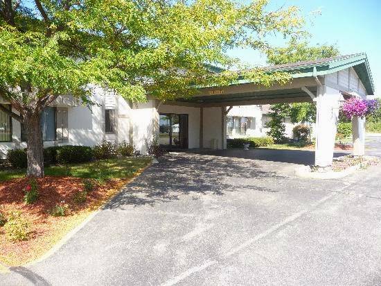 Shawano Four Seasons Resort | restaurant | 1352, 201 Airport Rd, Shawano, WI 54166, USA | 8555748501 OR +1 855-574-8501