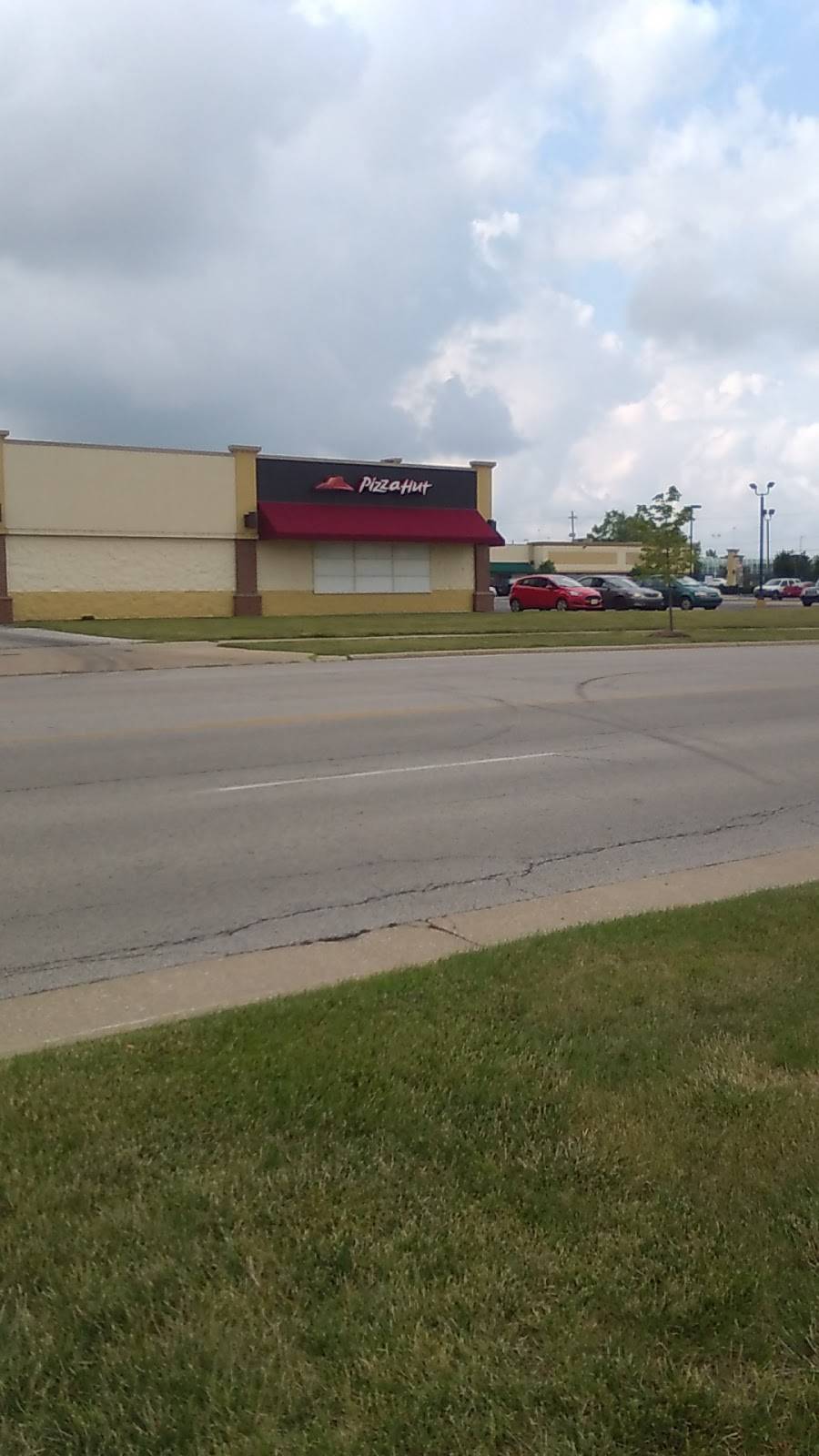 Pizza Hut | restaurant | 124 Chesterfield Ln, Maumee, OH 43537, USA | 4198930779 OR +1 419-893-0779