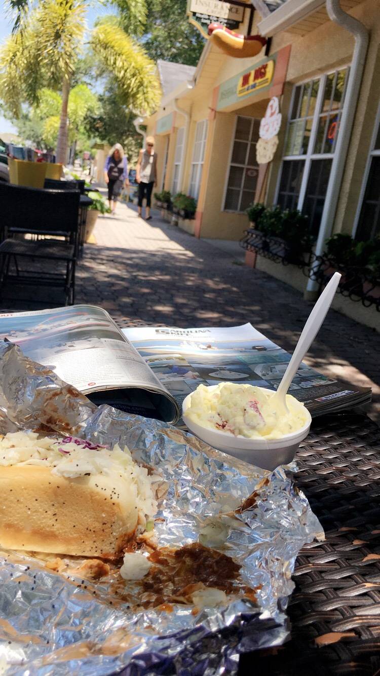 Hot Dogs on Main | restaurant | 505 Main St, Dunedin, FL 34698, USA | 7274085103 OR +1 727-408-5103