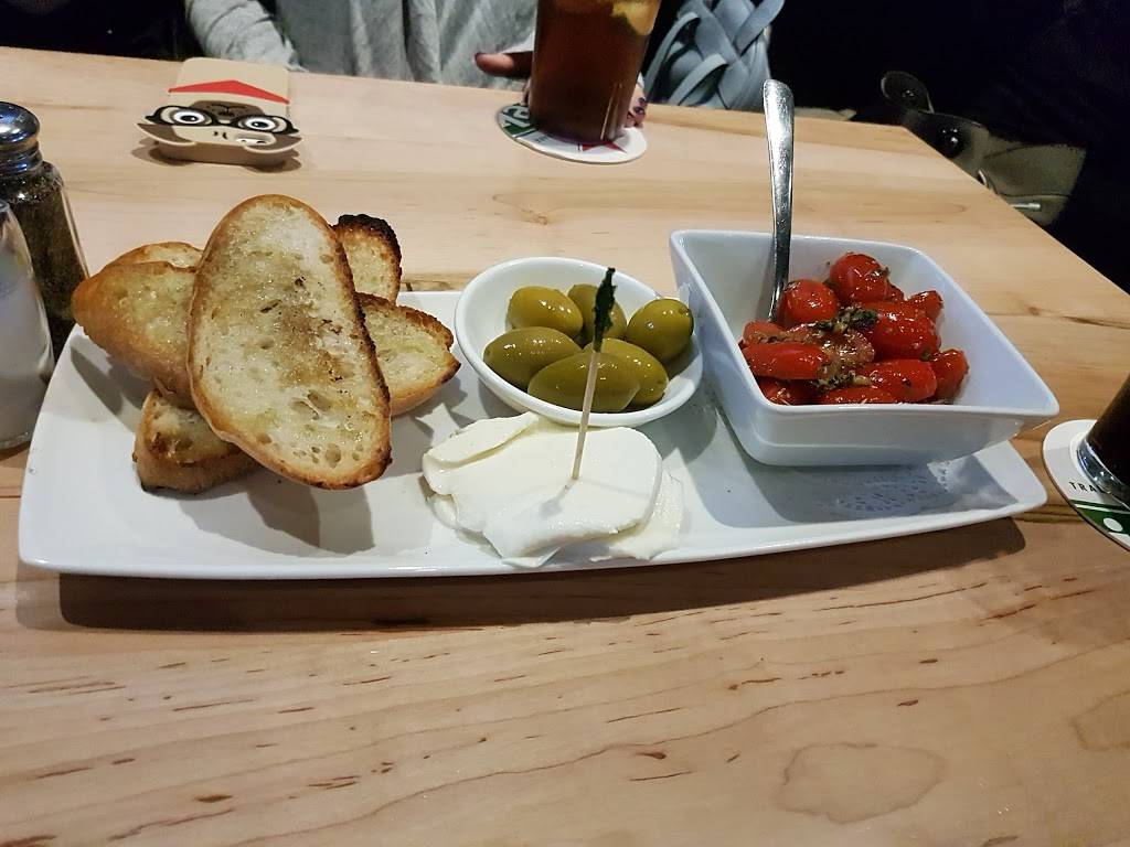 Freds Bar & Grill | restaurant | 636 Bloor St, Mississauga, ON L5A 1Z8, Canada | 9052790097 OR +1 905-279-0097