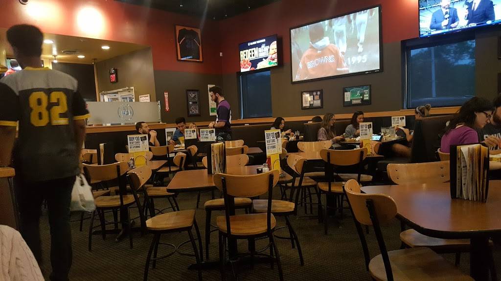 Buffalo Wild Wings | restaurant | 1701 Sunrise Hwy, Bay Shore, NY 11706, USA | 6319689464 OR +1 631-968-9464