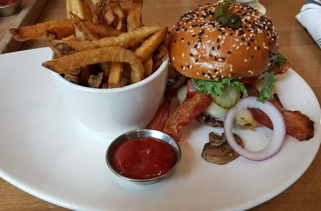 Moxies | restaurant | 100 Crescent Ct, Dallas, TX 75201, USA | 4696870050 OR +1 469-687-0050