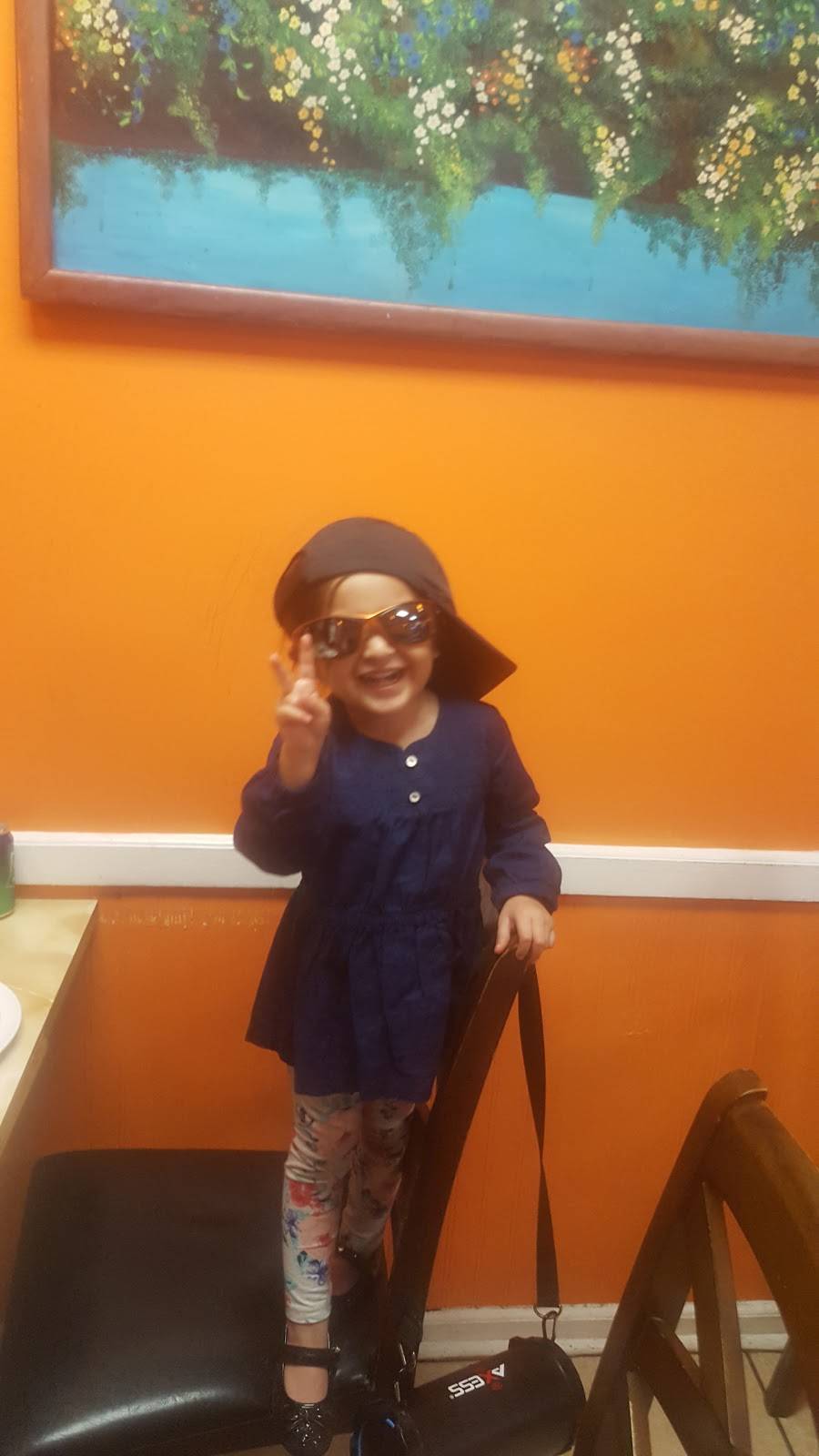 Huaraches Dona Chio | restaurant | 3119 W Lawrence Ave, Chicago, IL 60625, USA | 7733535000 OR +1 773-353-5000