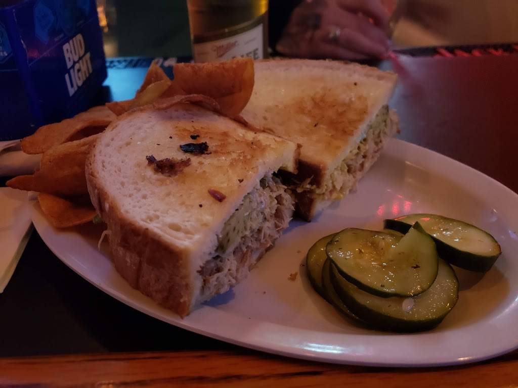 The Saucy Swine | restaurant | 2245 E St Francis Ave, St Francis, WI 53235, USA | 4145095390 OR +1 414-509-5390