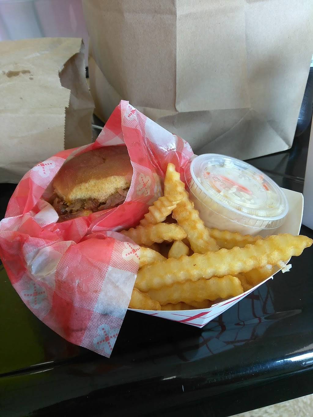 Drumstik Bar-B-Q | restaurant | 4189 Main St, Bridgeport, CT 06606, USA | 2033746151 OR +1 203-374-6151