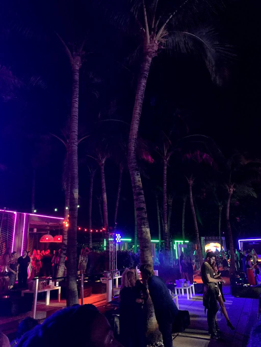 Wet Bar & Grille at the W South Beach | restaurant | 2201 Collins Ave, Miami Beach, FL 33139, USA | 3059383000 OR +1 305-938-3000