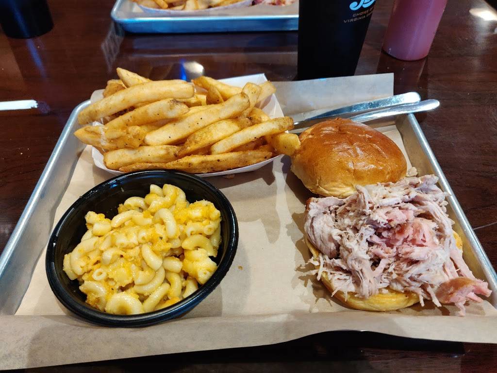 The Wolfs Fixins Barbecue | restaurant | 344 Stoneridge Dr N, Ruckersville, VA 22968, USA | 4349909988 OR +1 434-990-9988