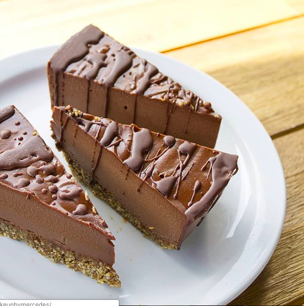 Carrots N Dates | restaurant | 2090 Wyandotte St E, Windsor, ON N8Y 5B2, Canada | 5199625115 OR +1 519-962-5115