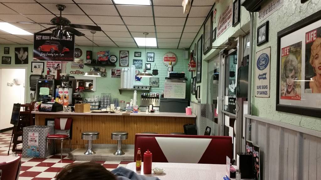 Boomarang Diner | restaurant | 1305 N Broadway St, Moore, OK 73160, USA | 4057942112 OR +1 405-794-2112