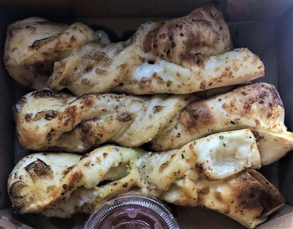 Round Table Pizza | meal delivery | 3250 Governor Dr, San Diego, CA 92122, USA | 8584572334 OR +1 858-457-2334